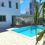 Willa Colonial 32 *